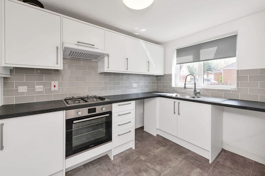 Property photo 2 of 28