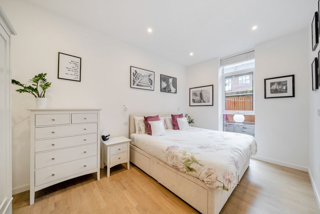 Property photo 3 of 20 1385722-20-692Ef3...