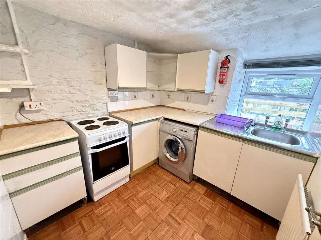 Property photo 3 of 18 Kitchen