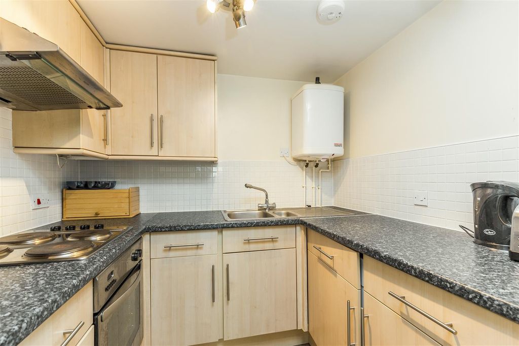 Property photo 2 of 7 Lettings Fulham Farm Close - Kitchen.Jpg