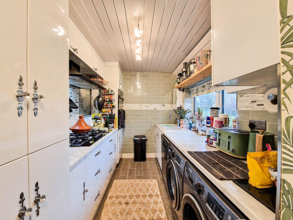 Property photo 3 of 10 Kitchen