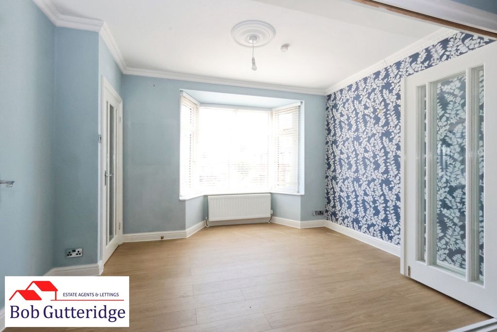 Property photo 3 of 30 Bay Fronted Lounge