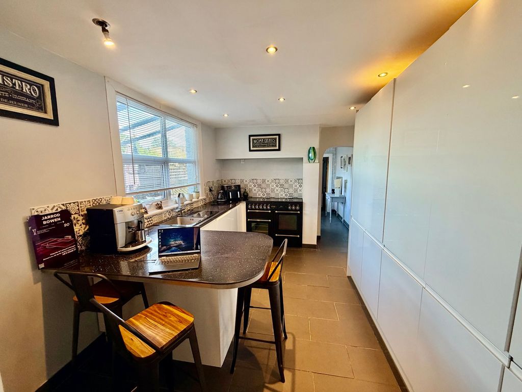 Property photo 3 of 31