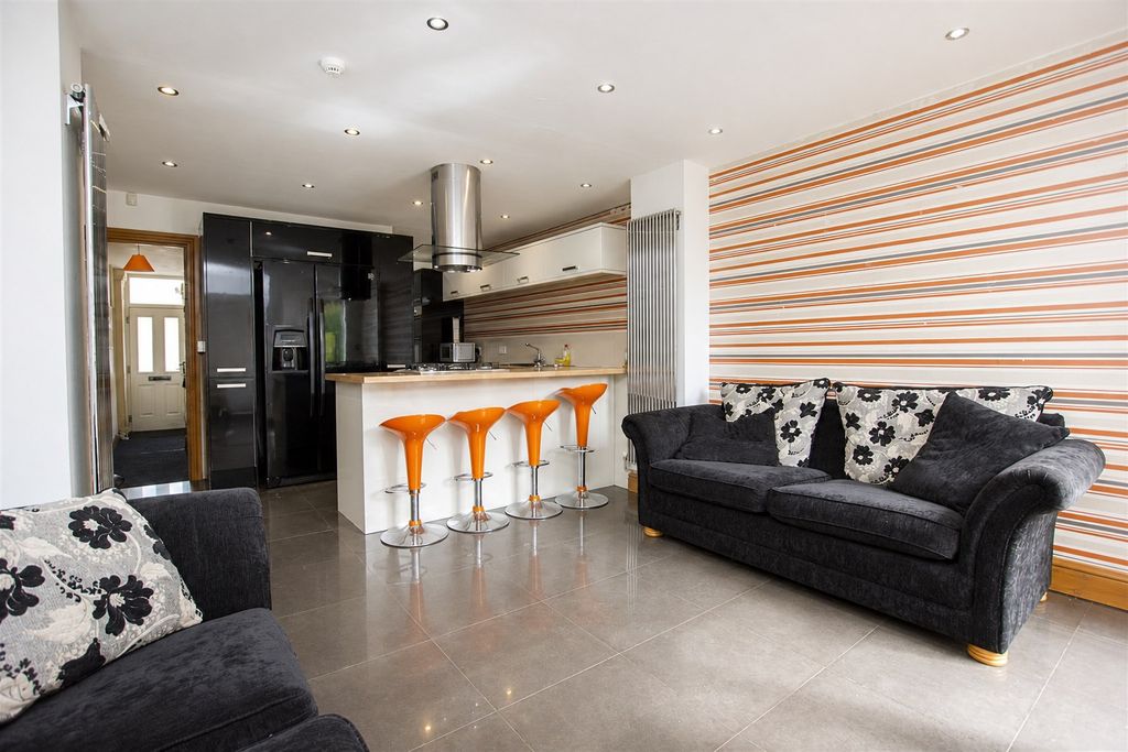 Property photo 1 of 11 Approach
