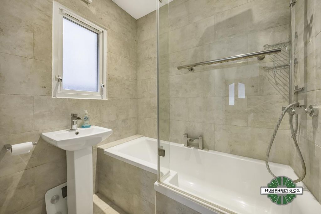 Property photo 1 of 15 Dagenham Avenue -015 (5).Jpg