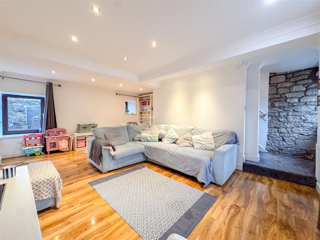 Property photo 2 of 25 Lounge