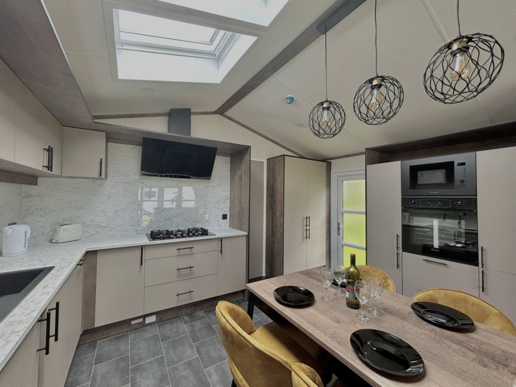 Property photo 3 of 8 Kitchen 4