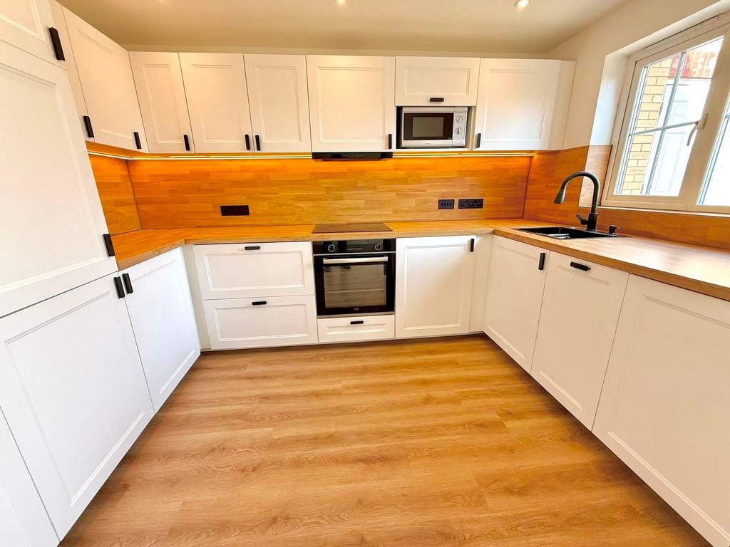 Property photo 2 of 17 Kitchen