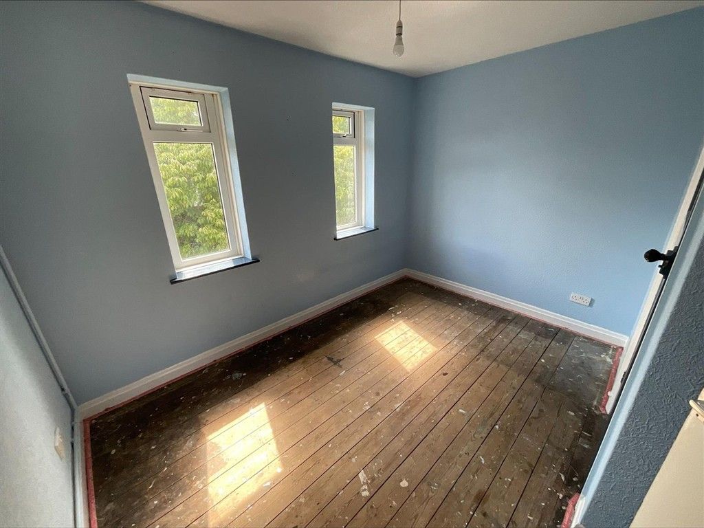 Property photo 2 of 5 Bedroom