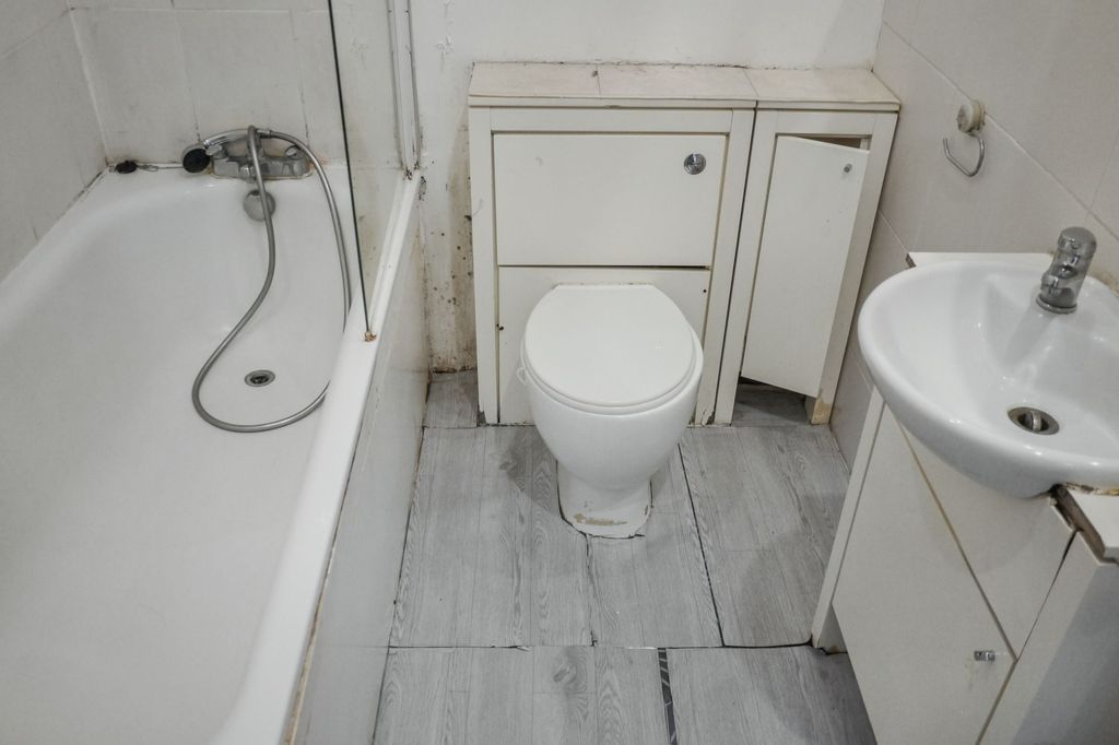 Property photo 2 of 17 Flat 3, 1 Burgoyne Road, London Se25 6Jt