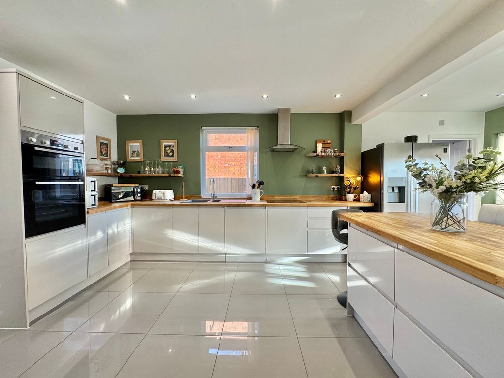 Property photo 2 of 42 Kitchen/Diner