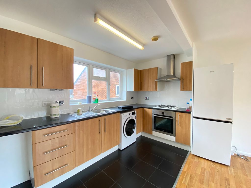 Property photo 2 of 7 Kitchen