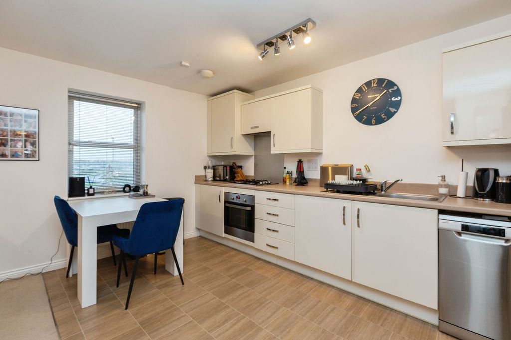 Property photo 3 of 10 Kitchen