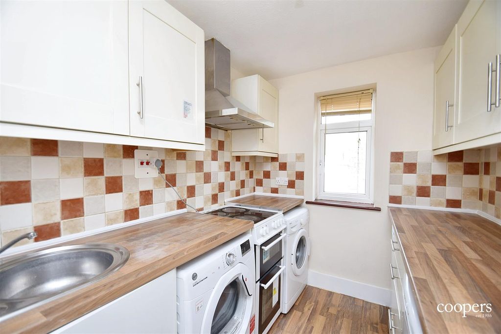 Property photo 2 of 11 Kitchen