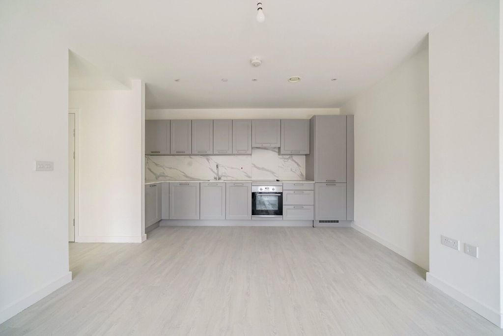 Property photo 3 of 10 Living Room/Kitchen