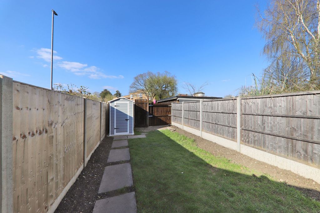 Property photo 2 of 12 Garden New (3)