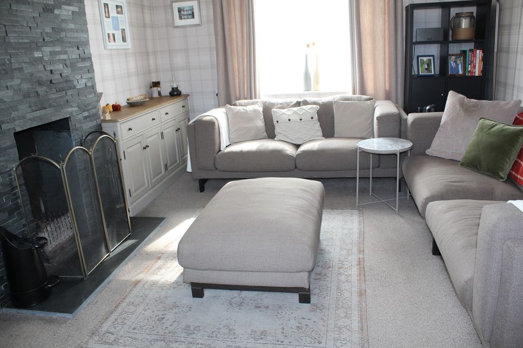 Property photo 3 of 15 Lounge Picture 2