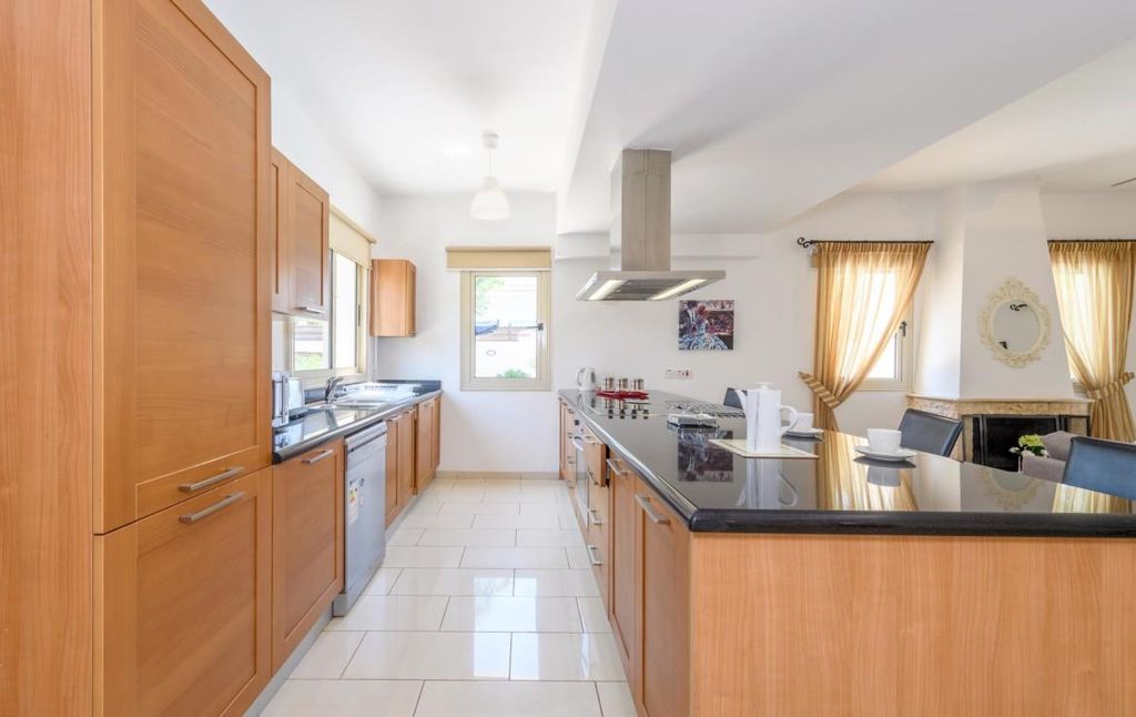 Property photo 2 of 13