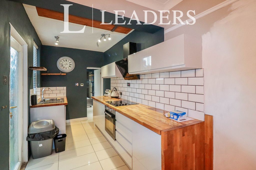 Property photo 3 of 10 Kitchen