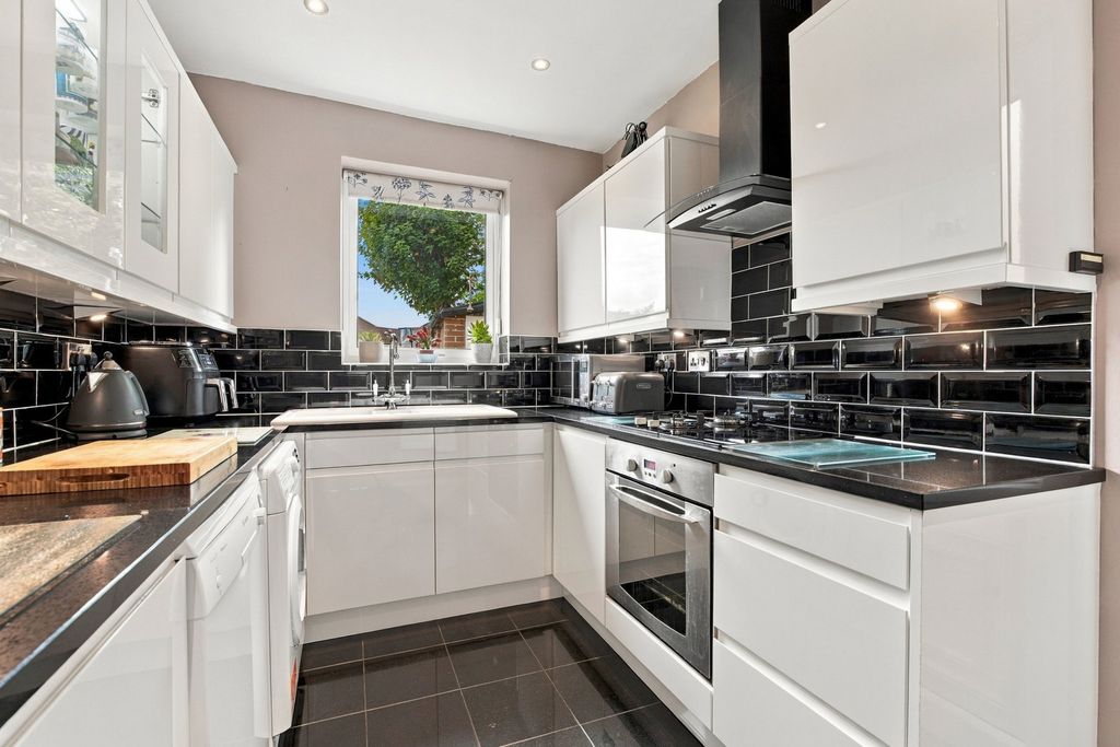 Property photo 3 of 44