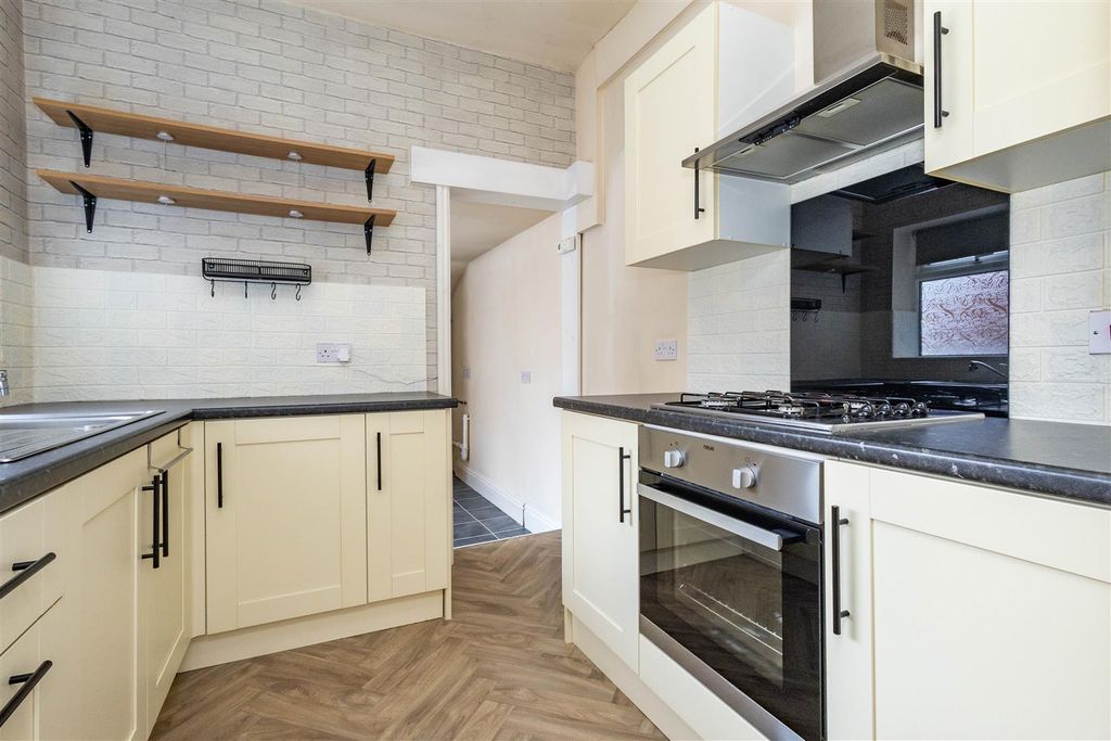 Property photo 3 of 19 Kitchen
