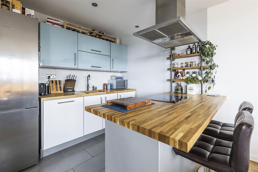 Property photo 3 of 23 Warton Road, E15