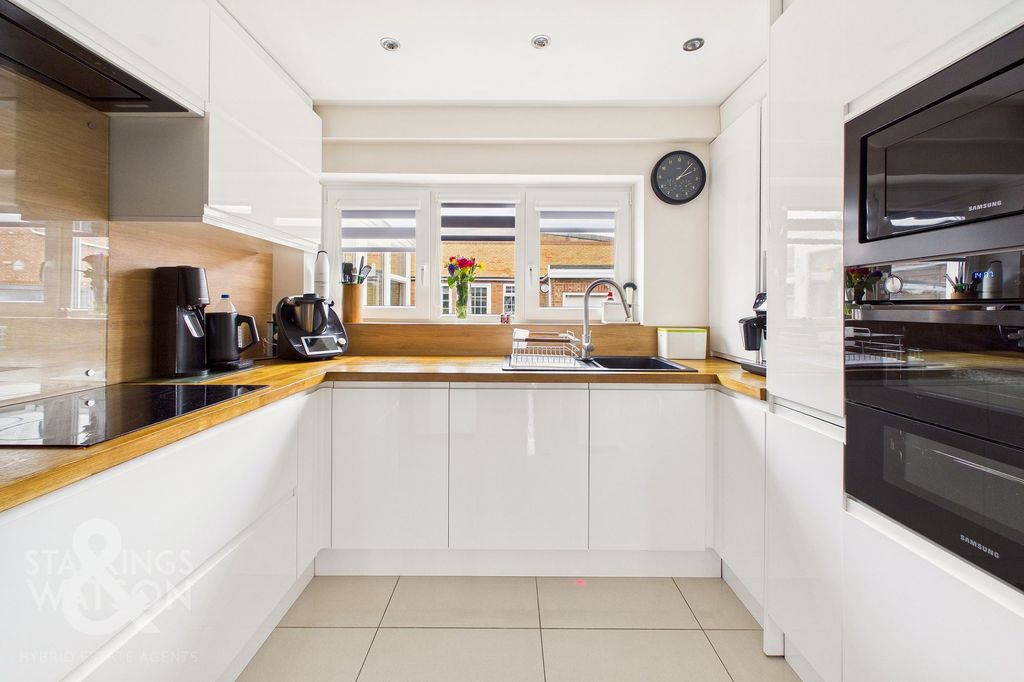 Property photo 3 of 34