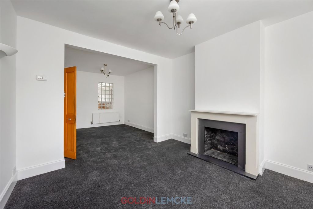 Property photo 3 of 18 Living Room
