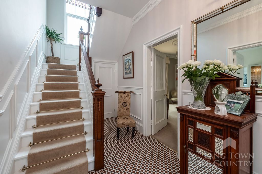 Property photo 2 of 33