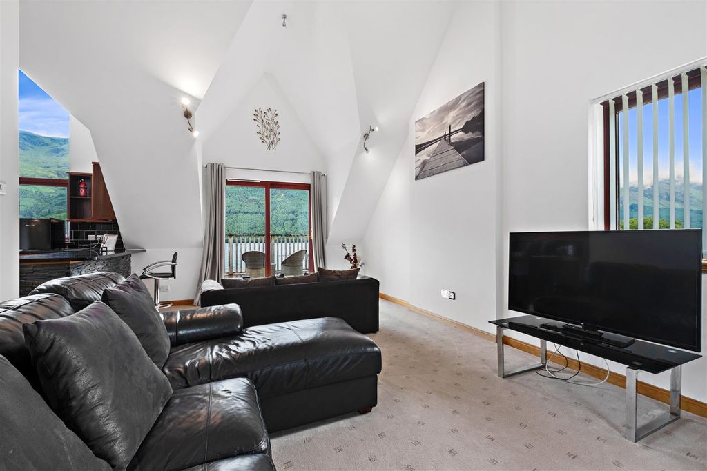 Property photo 2 of 43 Lounge