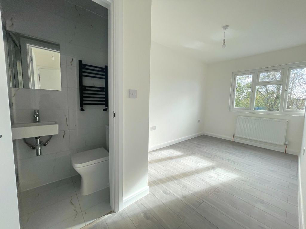 Property photo 3 of 8 4648454