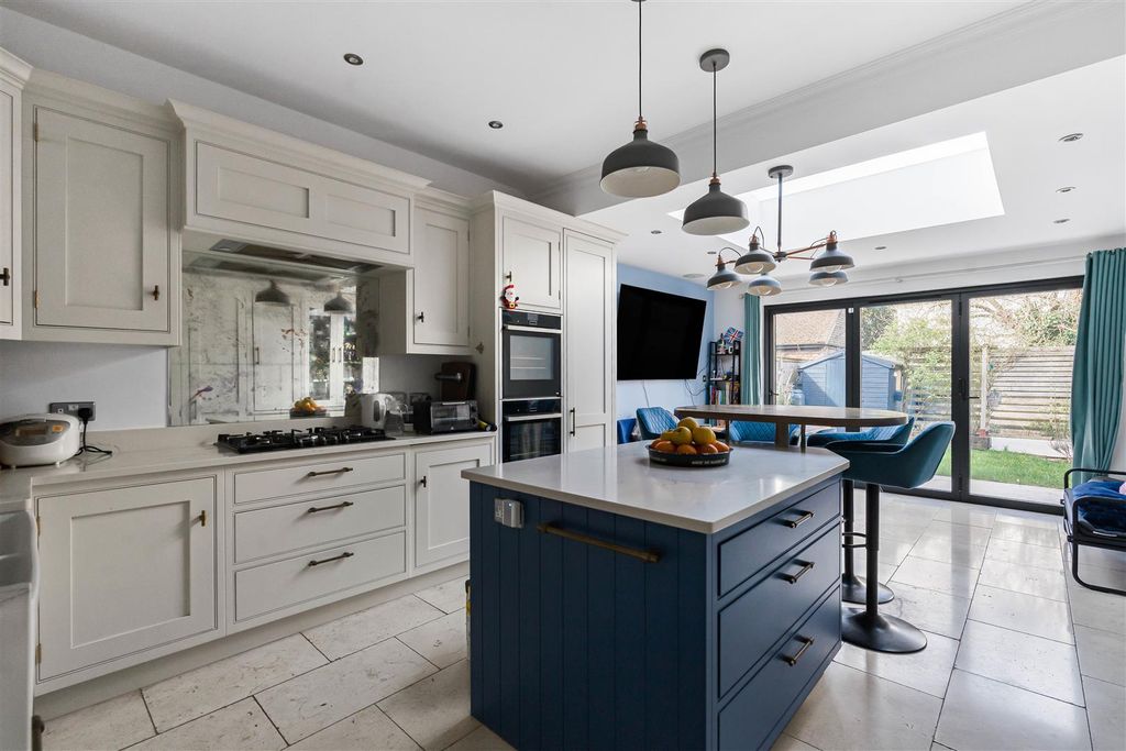 Property photo 2 of 33