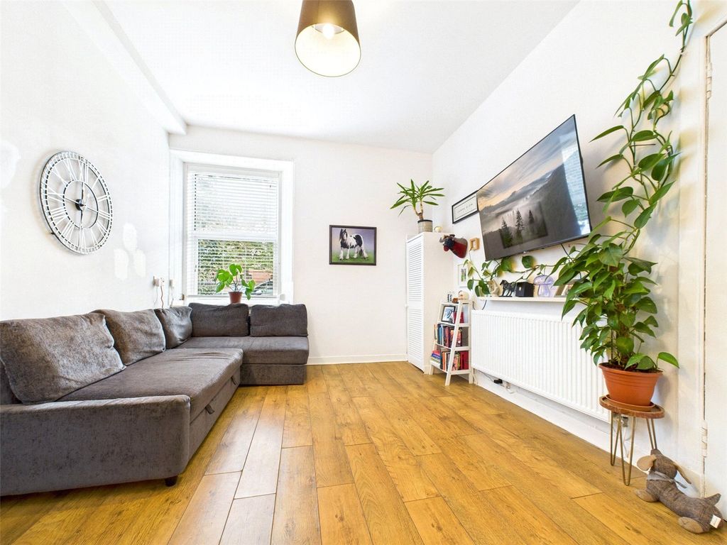 Property photo 3 of 17 Roseburn Street