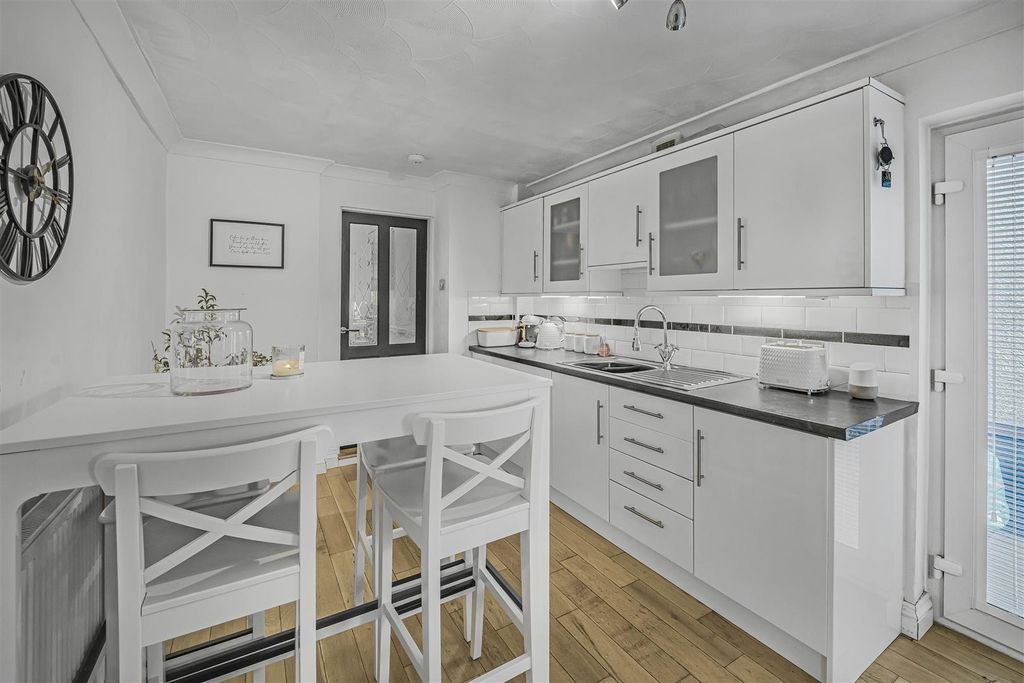 Property photo 2 of 27