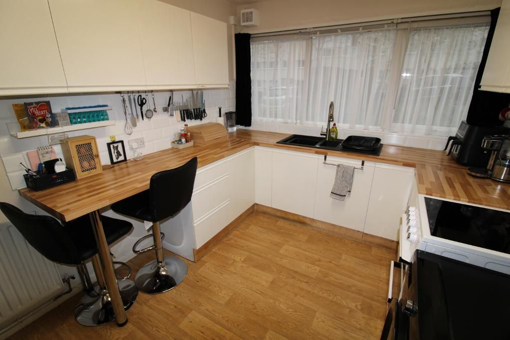 Property photo 2 of 11 Kitchen