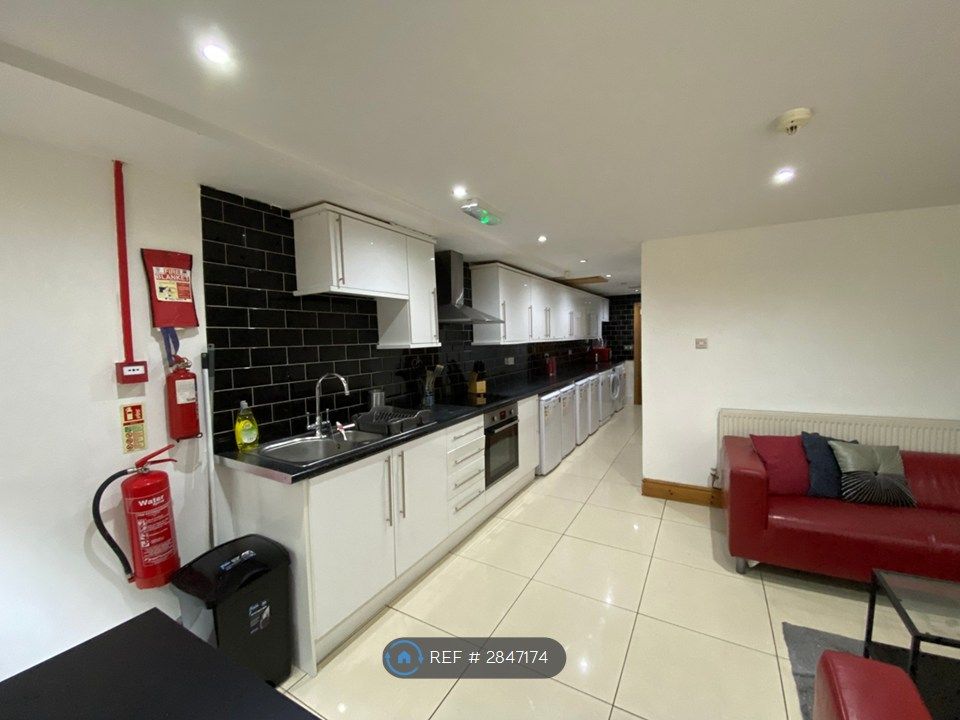 Property photo 2 of 6 Kitchen