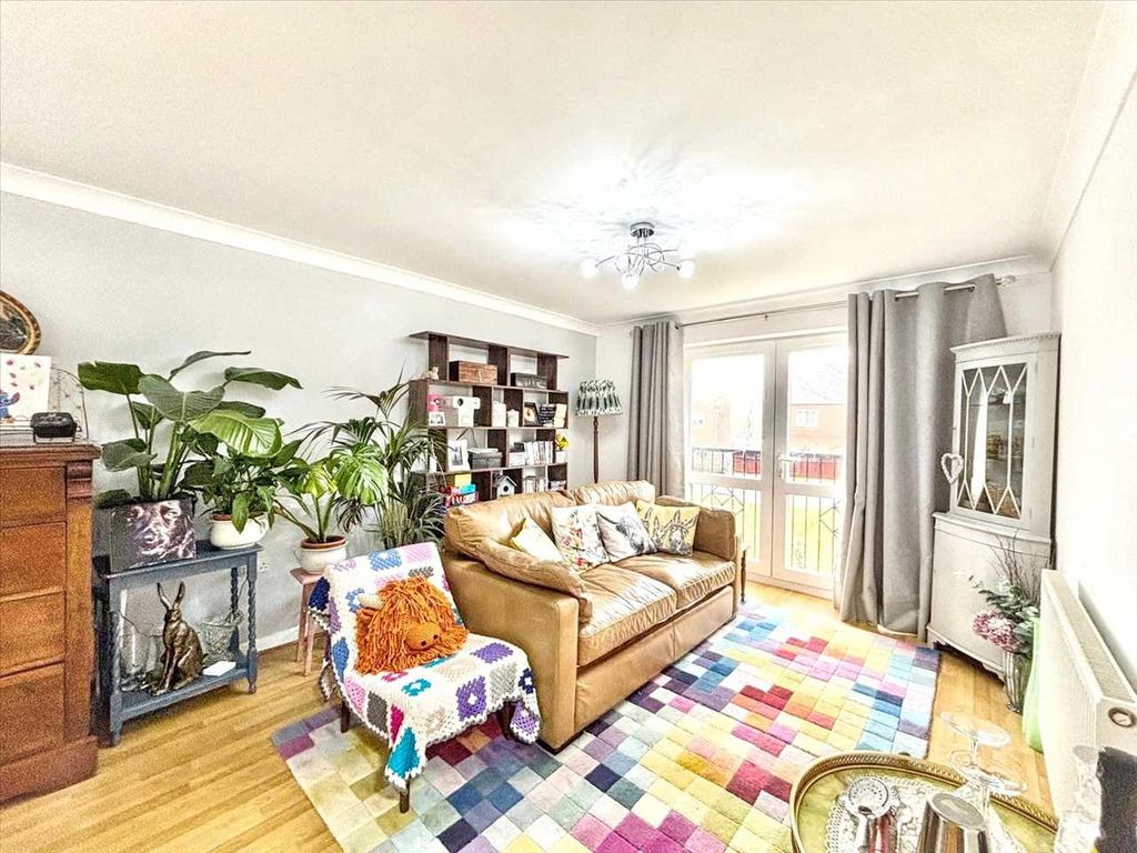 Property photo 2 of 17 Lounge