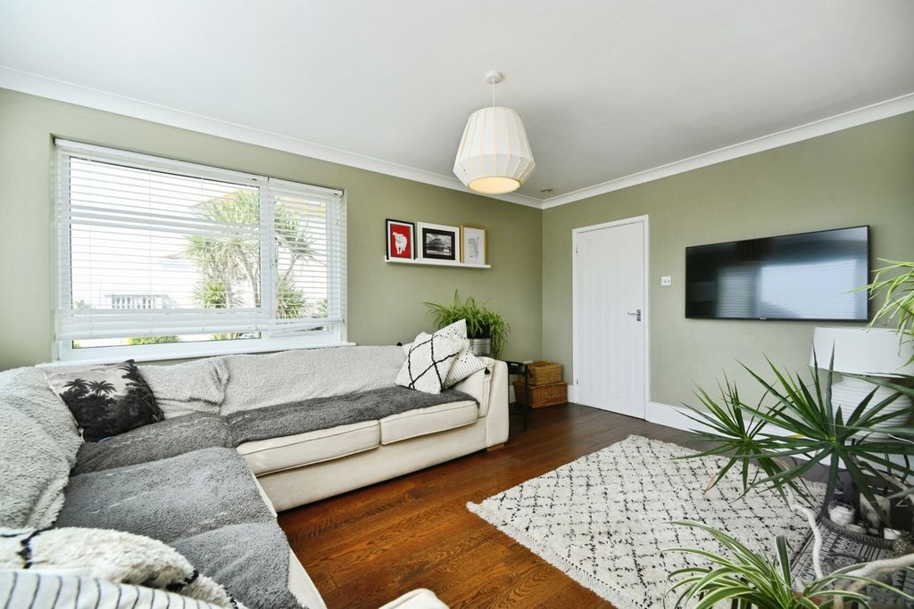 Property photo 3 of 19 Lounge