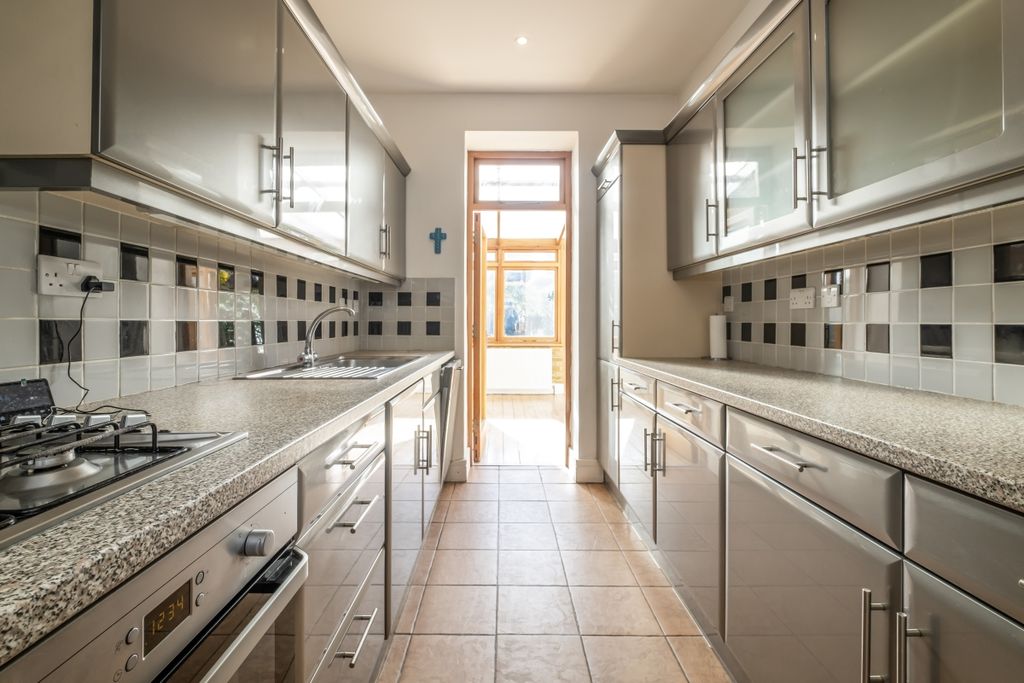 Property photo 2 of 16 19