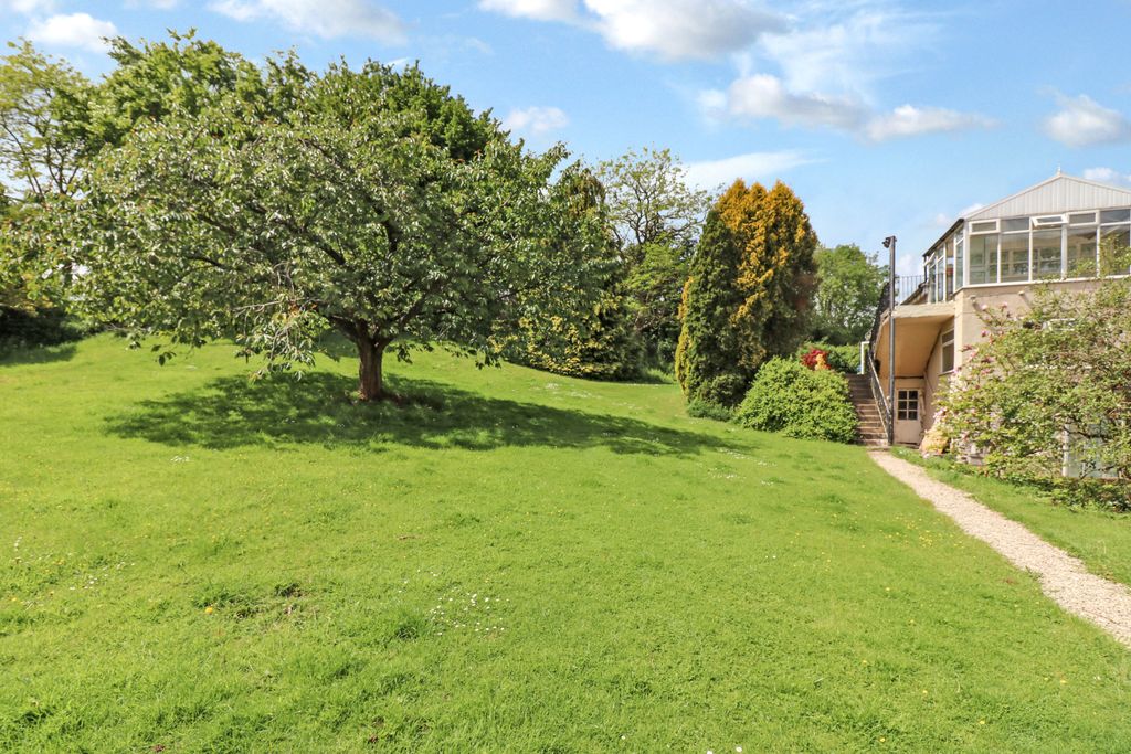 Property photo 1 of 19 Shared Garden