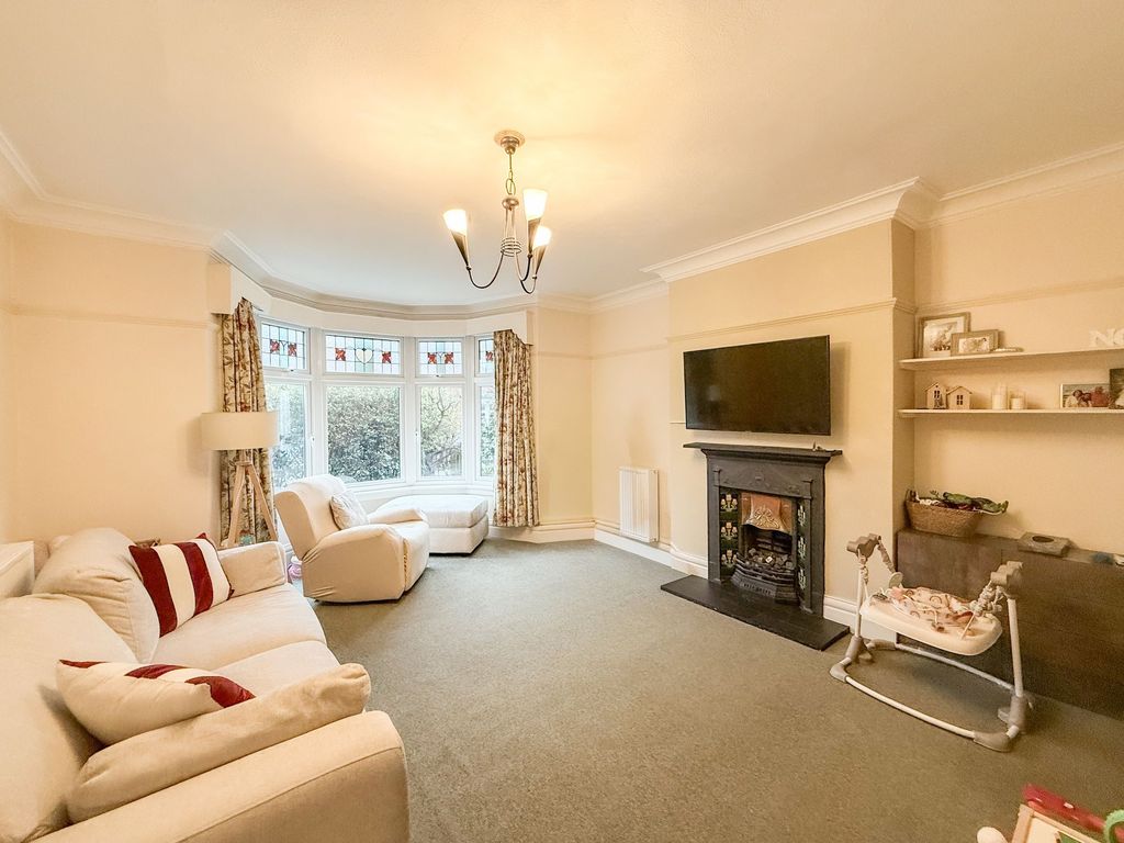 Property photo 3 of 16 Lounge