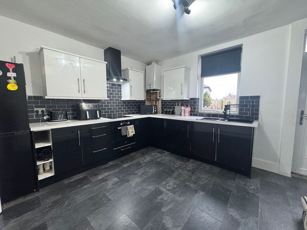 Property photo 3 of 7 Kitchen