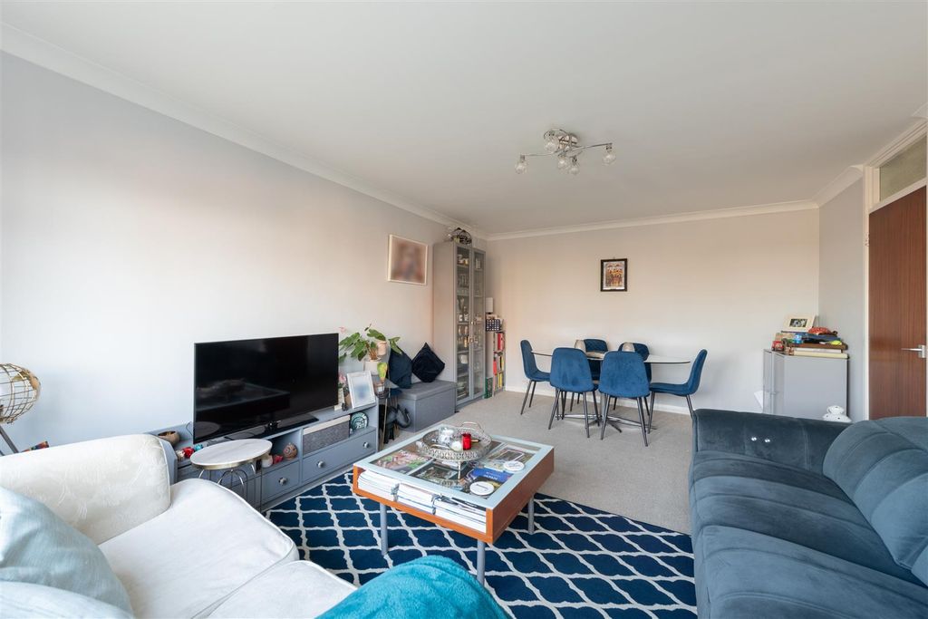 Property photo 3 of 12 Grange Gdns 9.Jpg