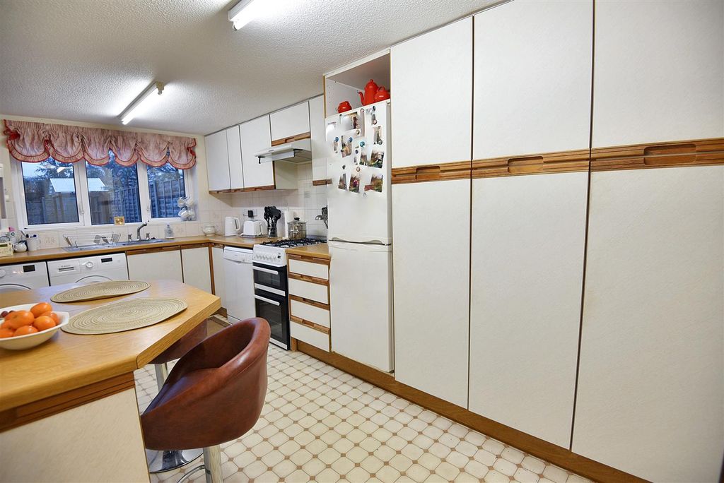 Property photo 3 of 11 Kitchen/Breakfast Room