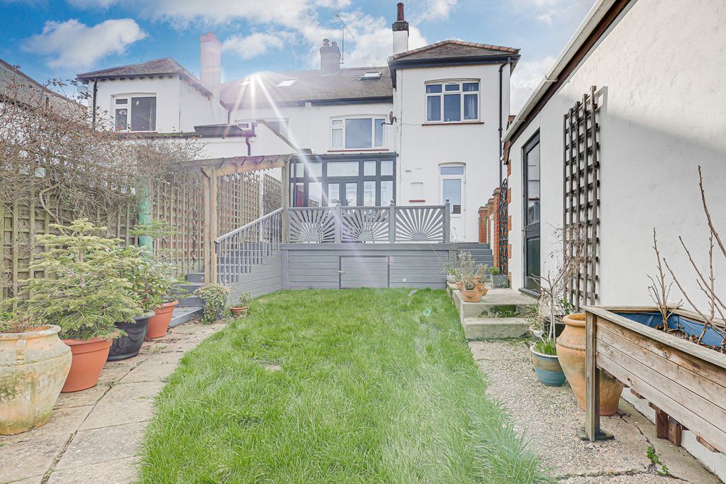 Property photo 2 of 25
