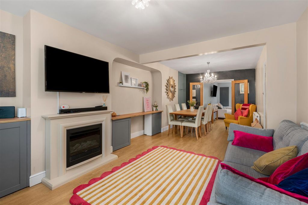 Property photo 3 of 16 302 Warwick Road, Banbury-6.Jpg