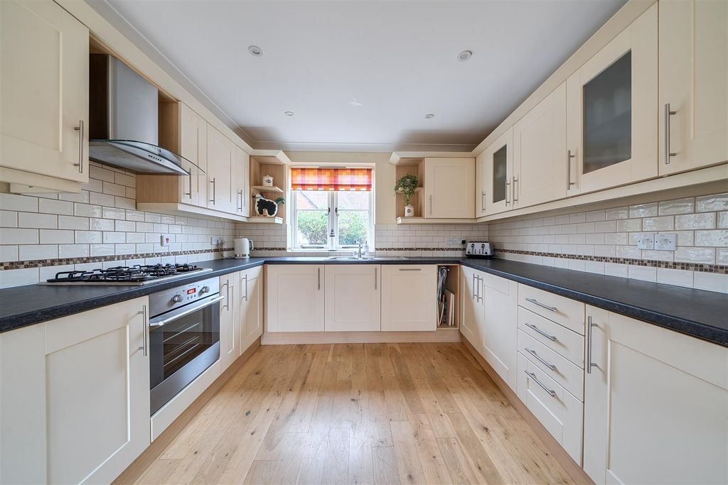 Property photo 3 of 19 Kitchen