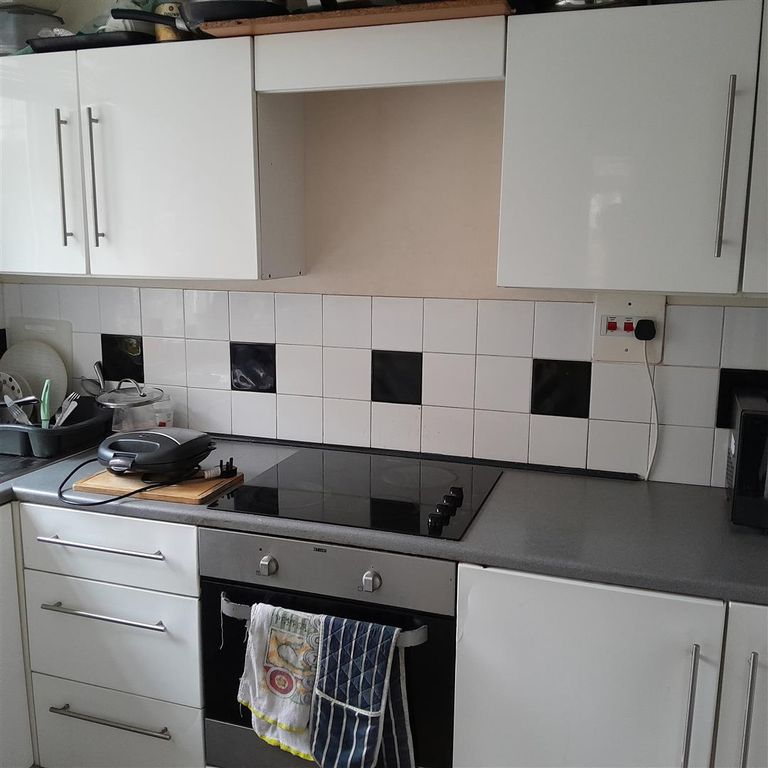 Property photo 1 of 4 Kitchen