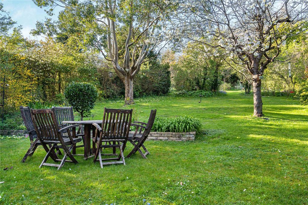 Property photo 2 of 19 Gardens