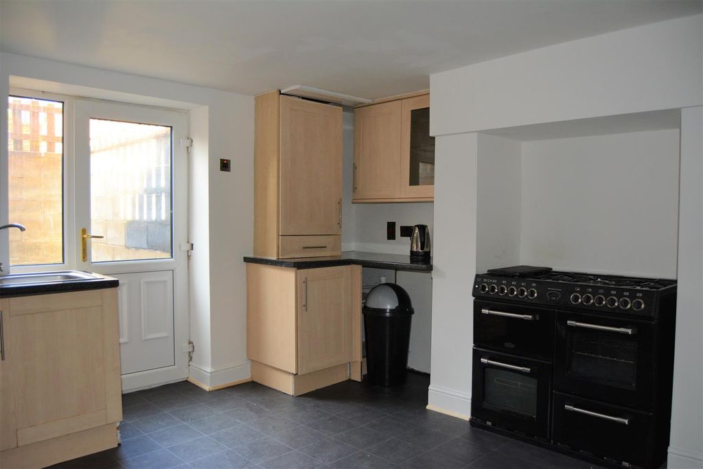 Property photo 2 of 8 Kitchen